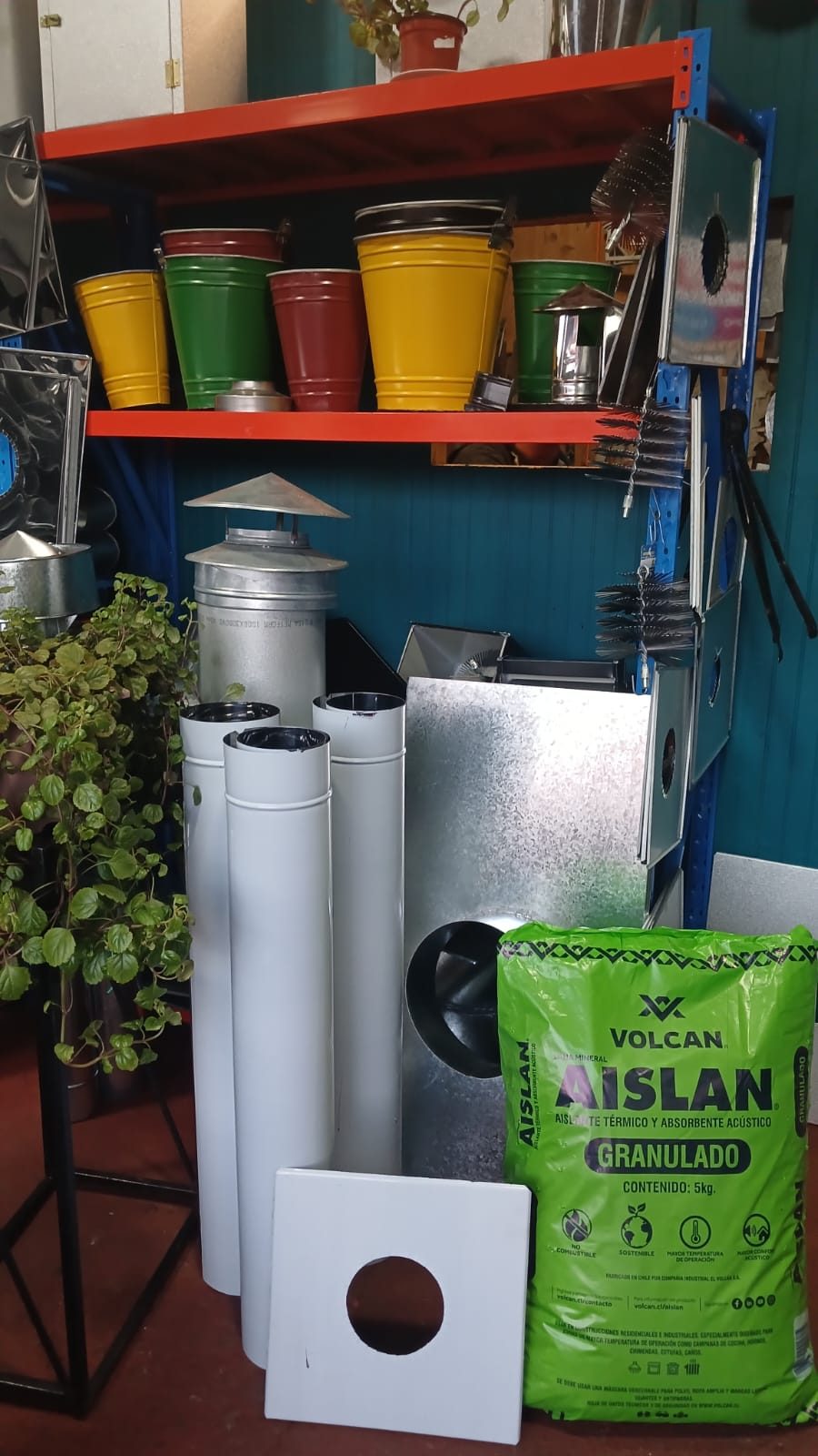 Cañones esmaltados blancos junto a un sombrerete cónico y una bolsa de aislante