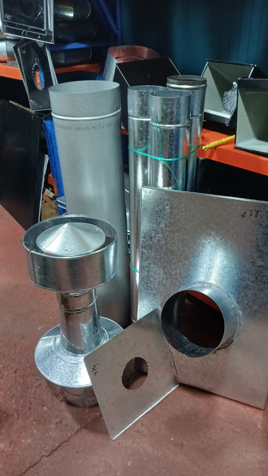 Cañones de plancha galvanizada de varios diámetros apoyados en el local