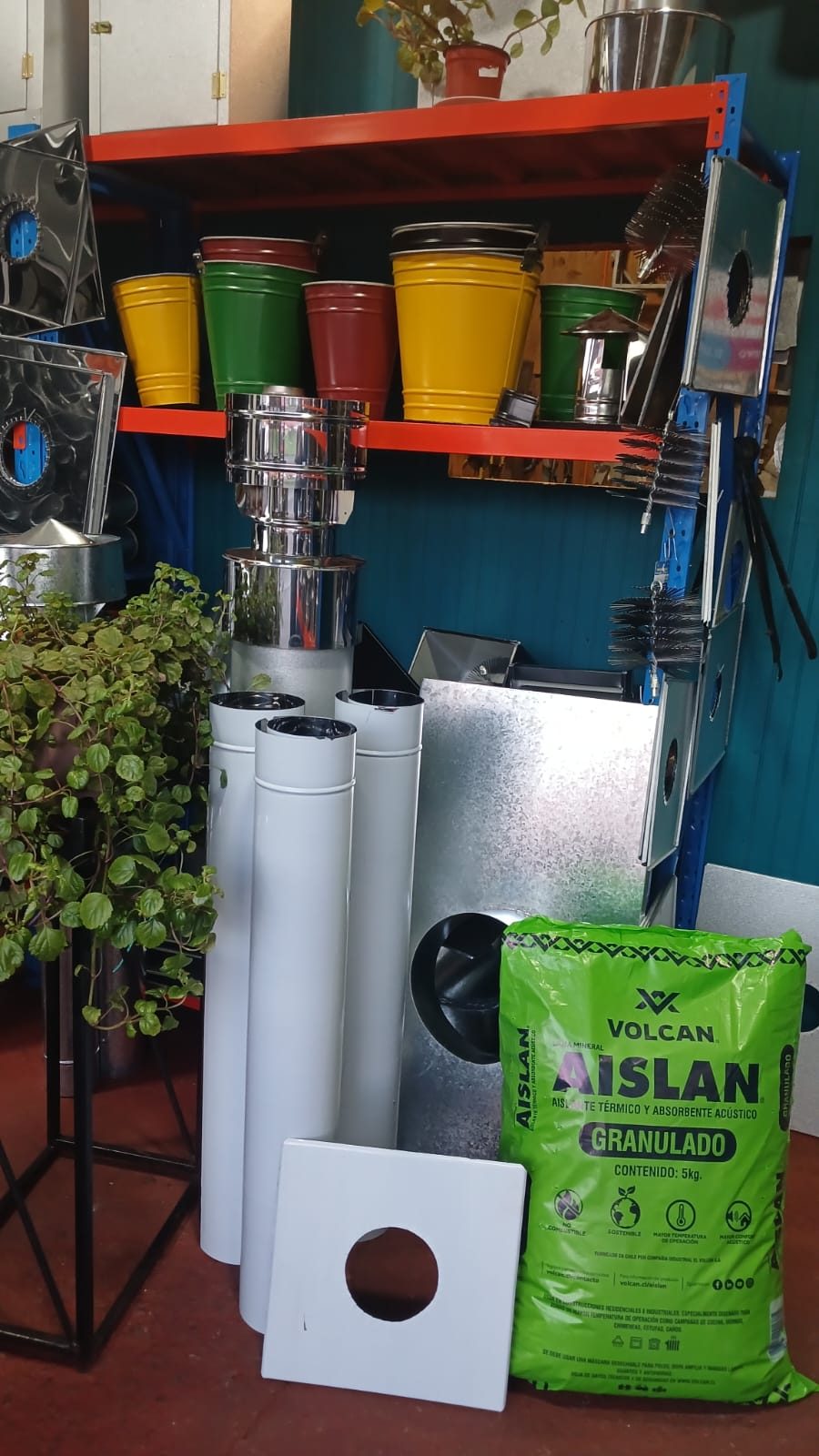Sombrerete de acero inoxidable pulido junto a cañones esmaltados blancos