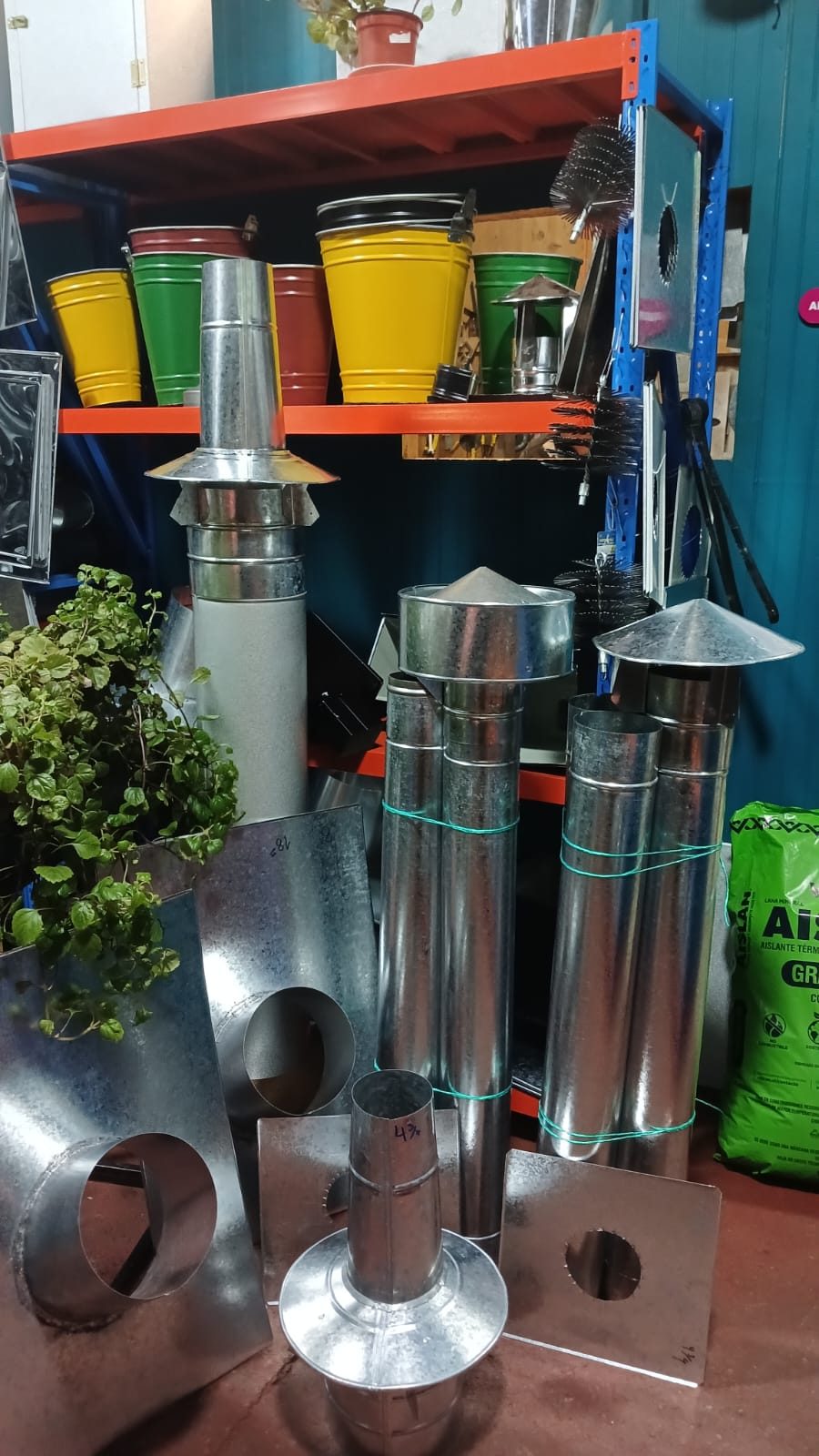 Sombrerete cónico galvanizado montado sobre un cañón, en la estantería del local