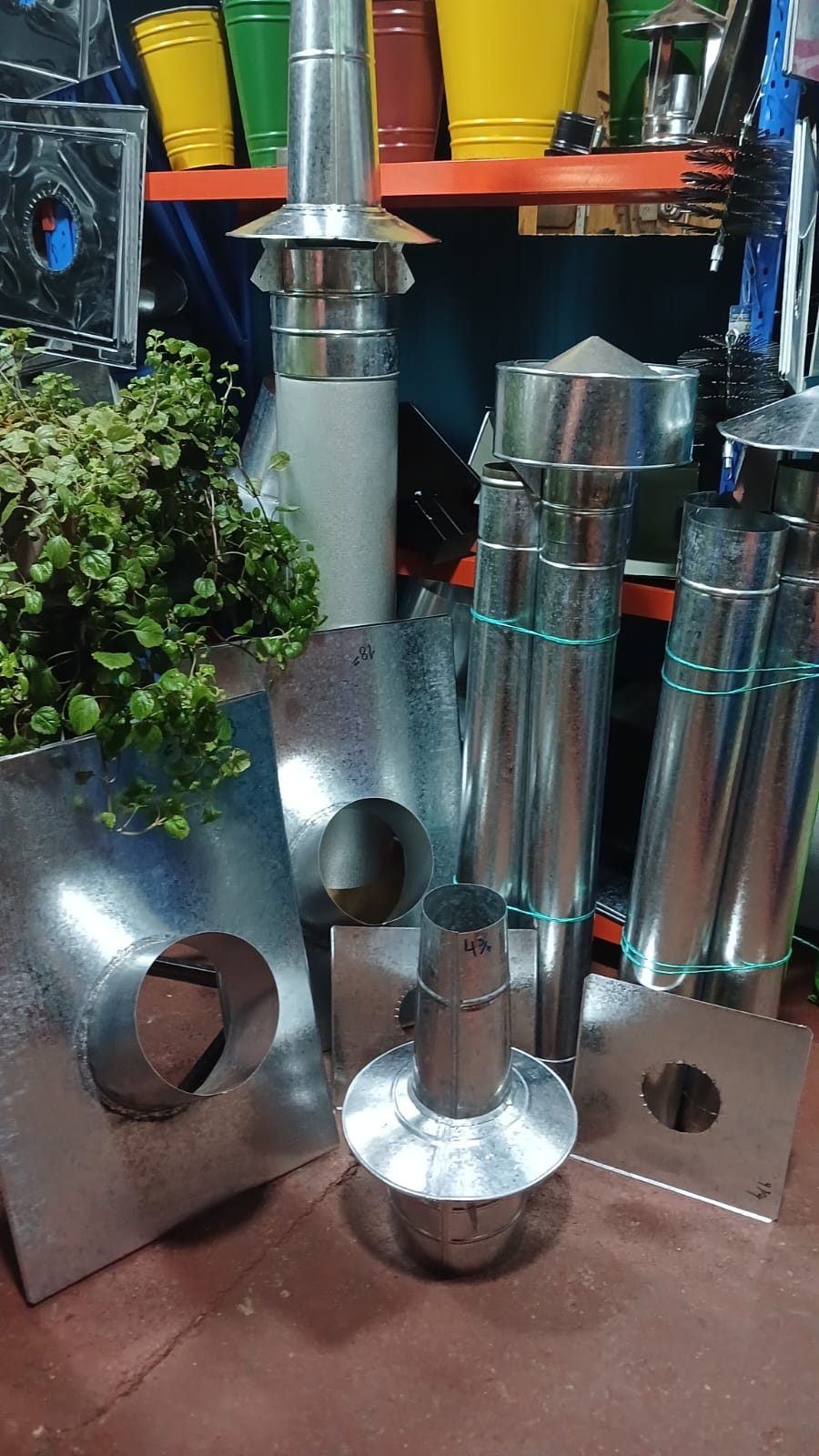 Varios modelos de sombrerete y cañones exhibidos juntos en el local