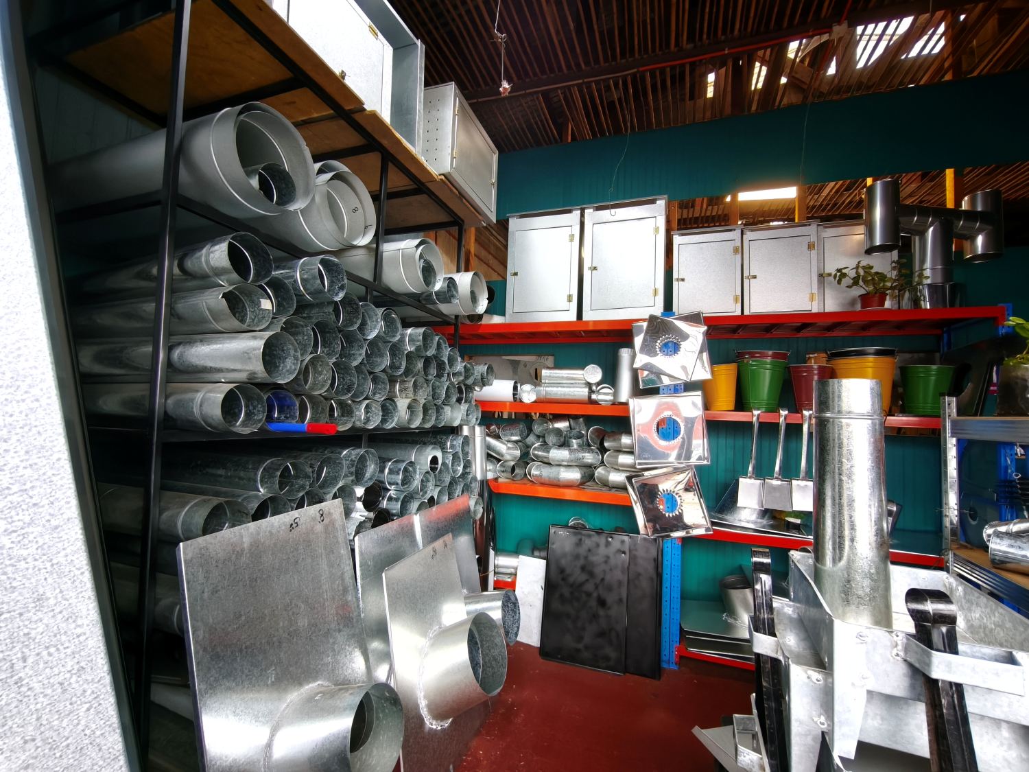 Estanterías del local con productos de hojalatería