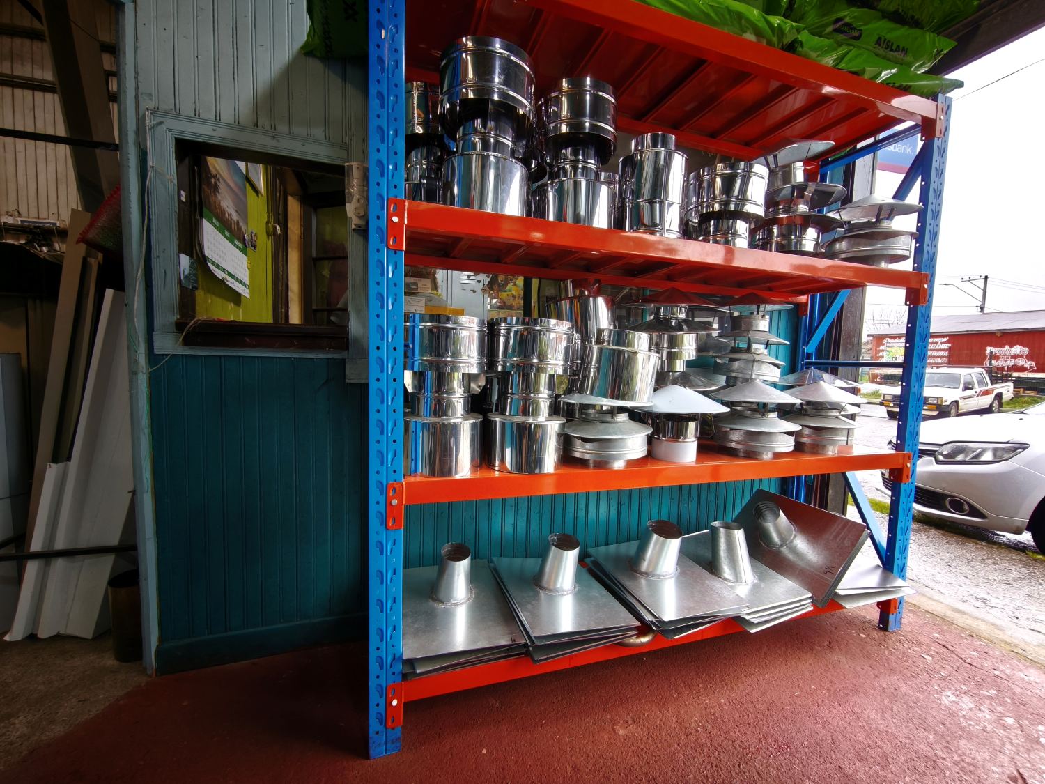 Sombreretes y capuchones de zinc ordenados en la estantería